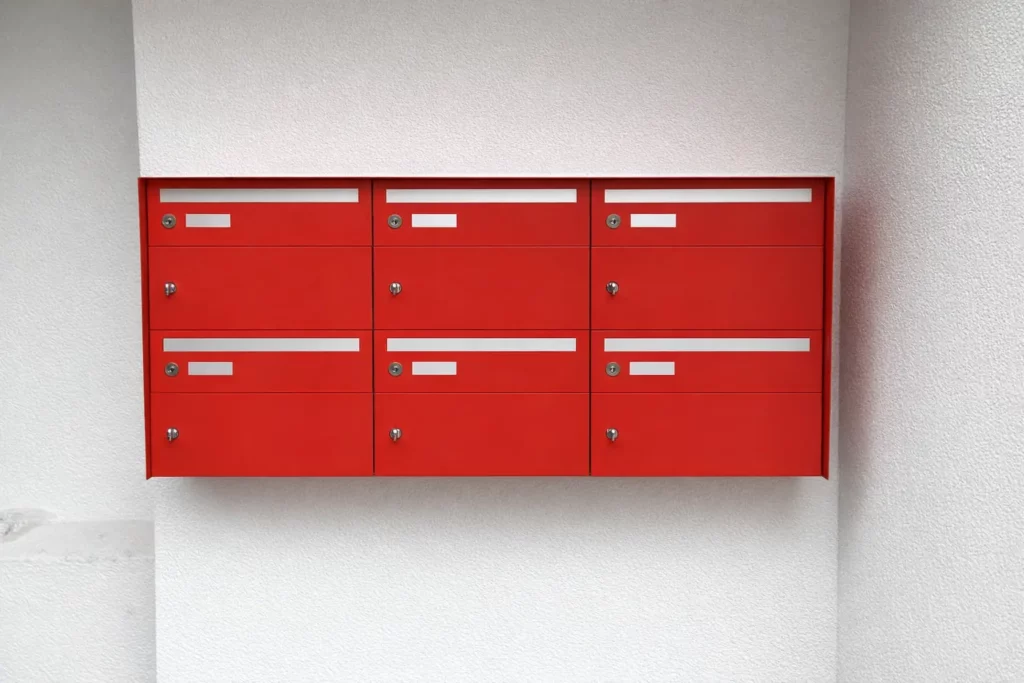 Installation réalisée par un serrurier : pose de boîtes aux lettres 2x4 rouge