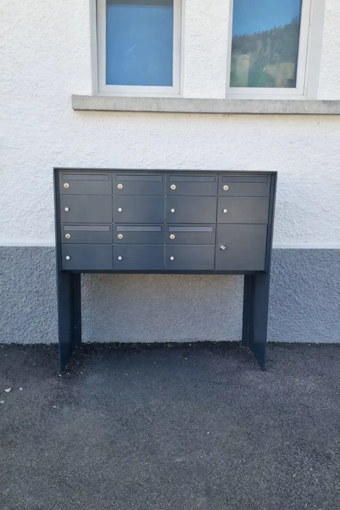 Mise en place d'un groupe de boîtes aux lettres avec support en U, réalisé par un serrurier à Neuchâtel