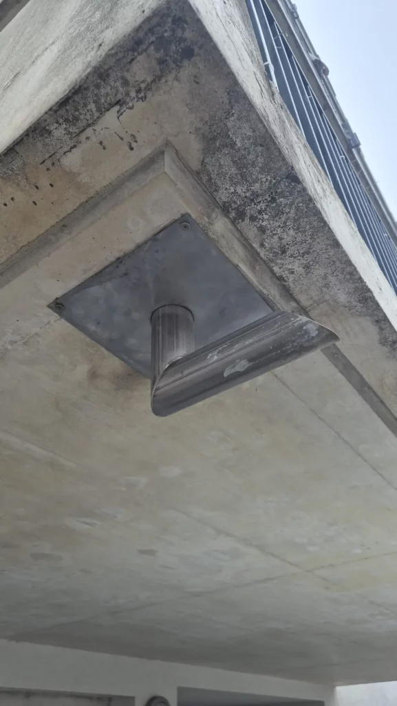 Nouvelle descente d'eau réparé par un serrurier à neuchâtel