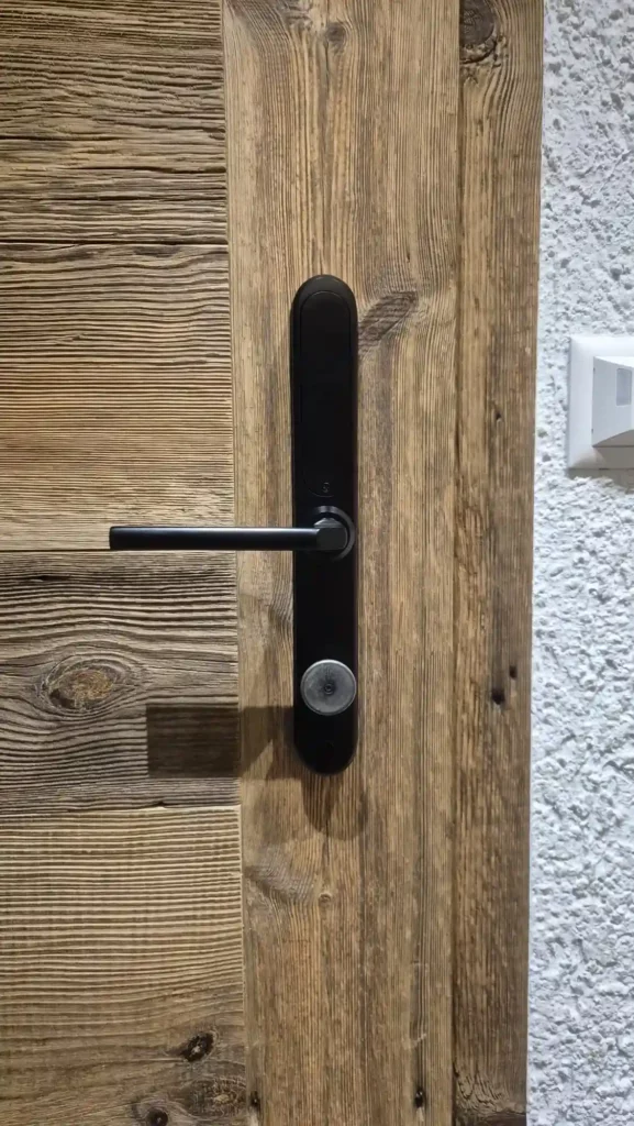 Installation par un serrurier d'une garniture électronique sur une porte,