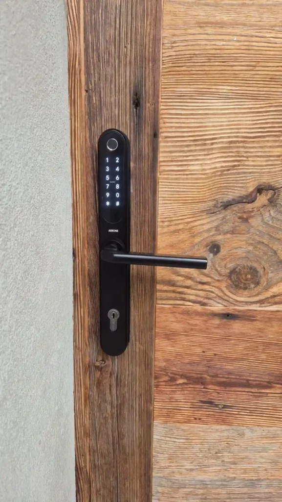 Installation d'une garniture électronique - Serrurier Neuchâtel