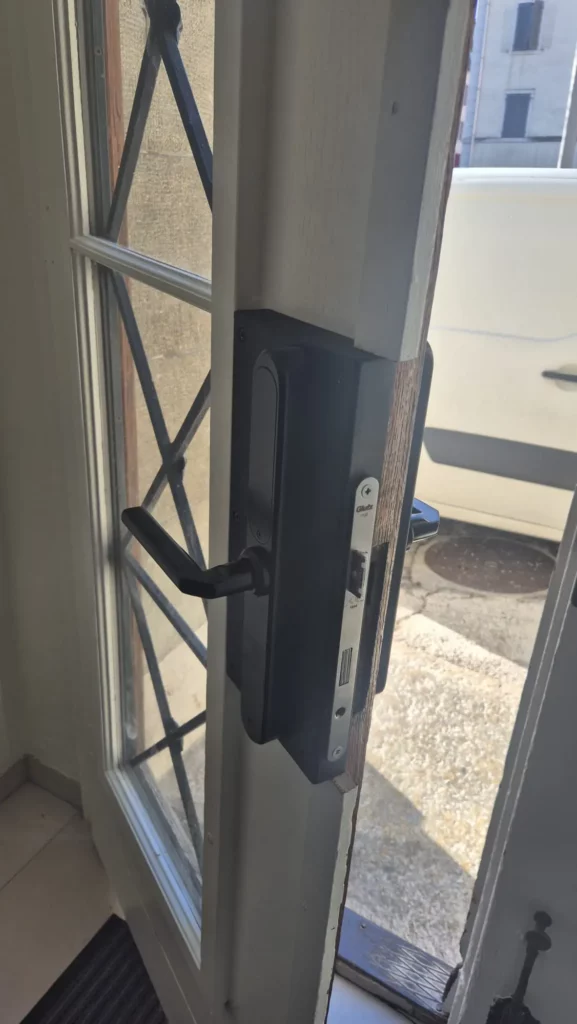 Travaux de serrurerie et installation d'une garniture Arrone sur porte ancienne - expertise serrurier Neuchâtel