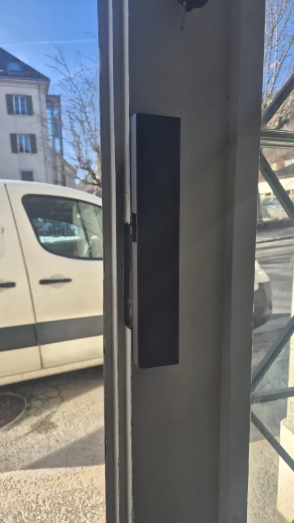 Mise en place d'une garniture Arrone sur ancienne porte avec intervention de serrurerie par un serrurier à Neuchâtel