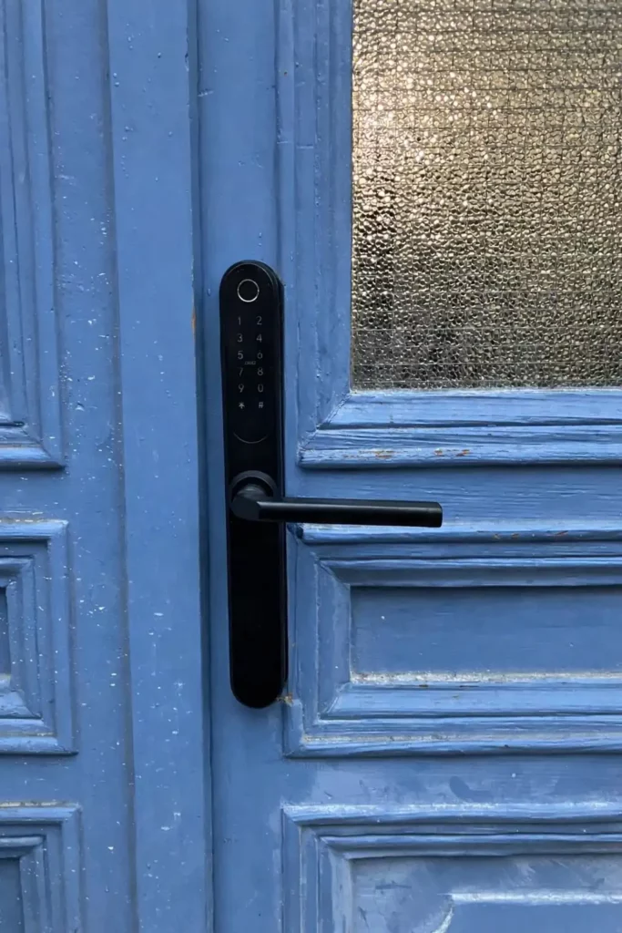 Installation garniture arrone sur ancienne porte avec travaux de serrurerie - Serrurerie Neuchâtel