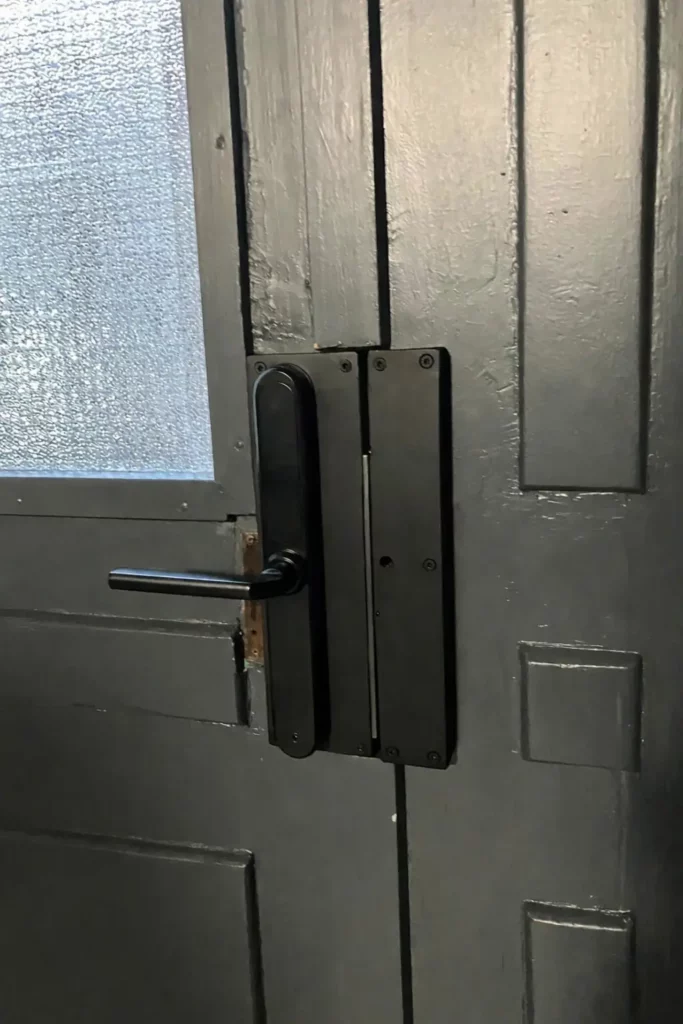 Pose d'une garniture Arrone sur porte existante, accompagnée de travaux de serrurerie - serrurier Neuchâtel