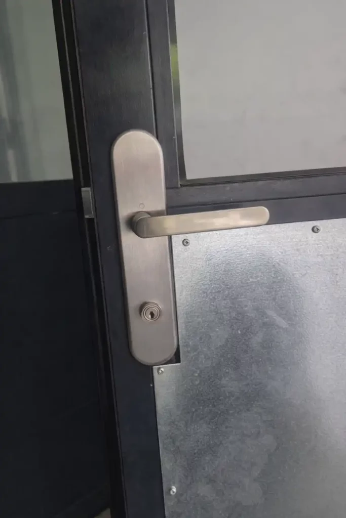 Installation d'une garniture de sécurité pour renforcer la protection de la porte - serrurier Neuchâtel