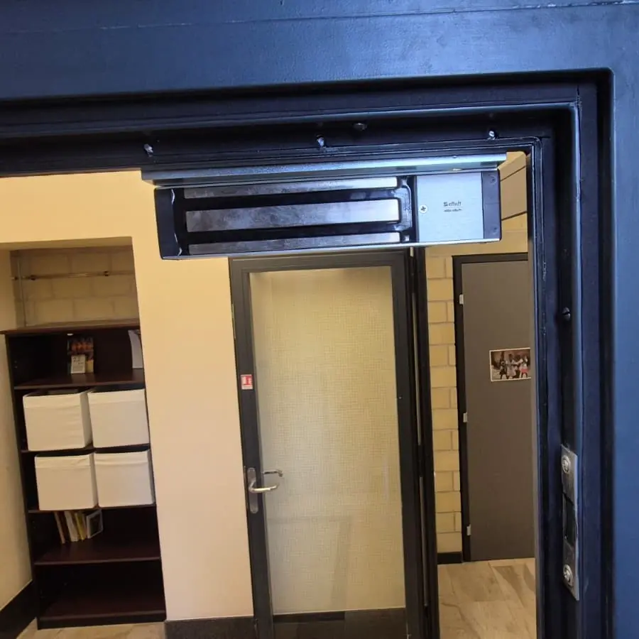 Pose d'une ventouse magnétique sur un système de contrôle d'accès, intervention effectuée par un serrurier à Neuchâtel