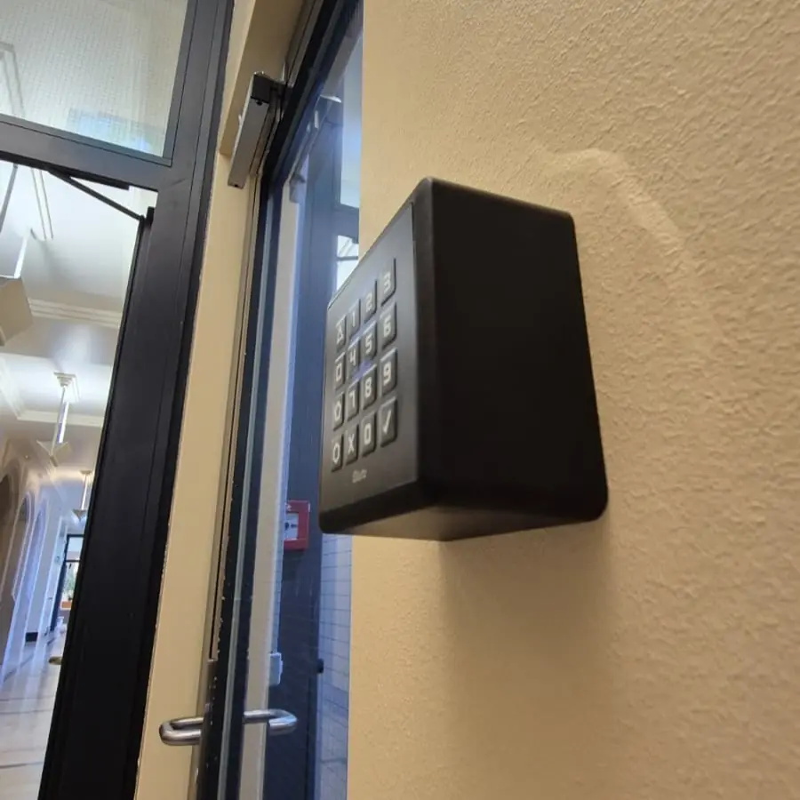 Serrurier Neuchâtel - Mise en place d'une ventouse magnétique sur un contrôle d'accès sécurisé avec digicode.