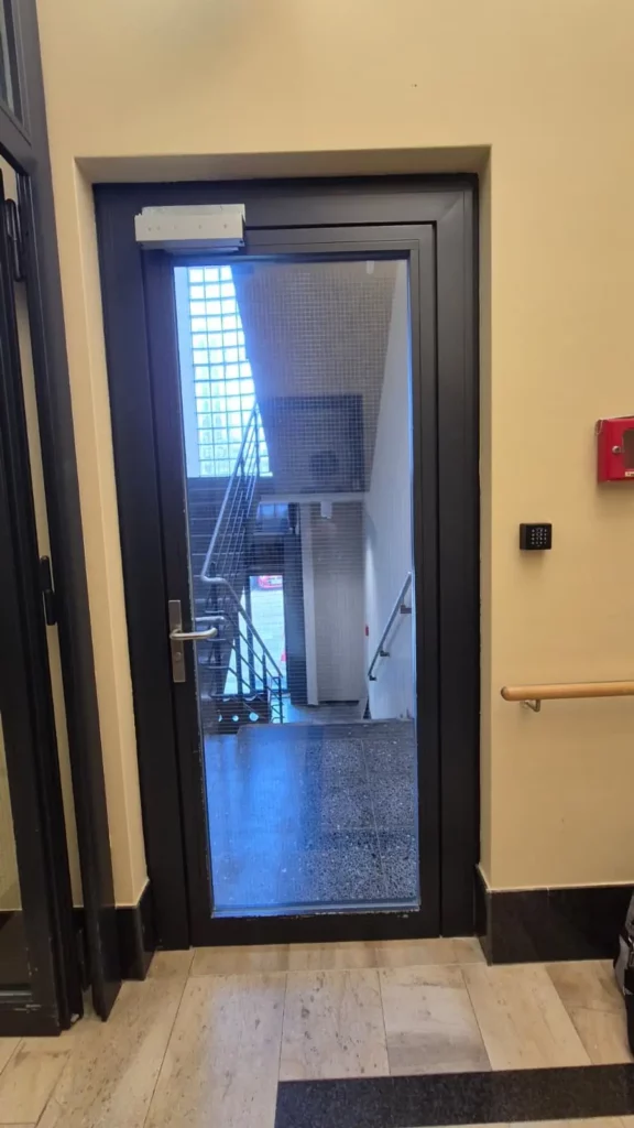 Installation professionnelle d'une ventouse magnétique sur contrôle d'accès avec bouton poussoir par un serrurier Neuchâtel