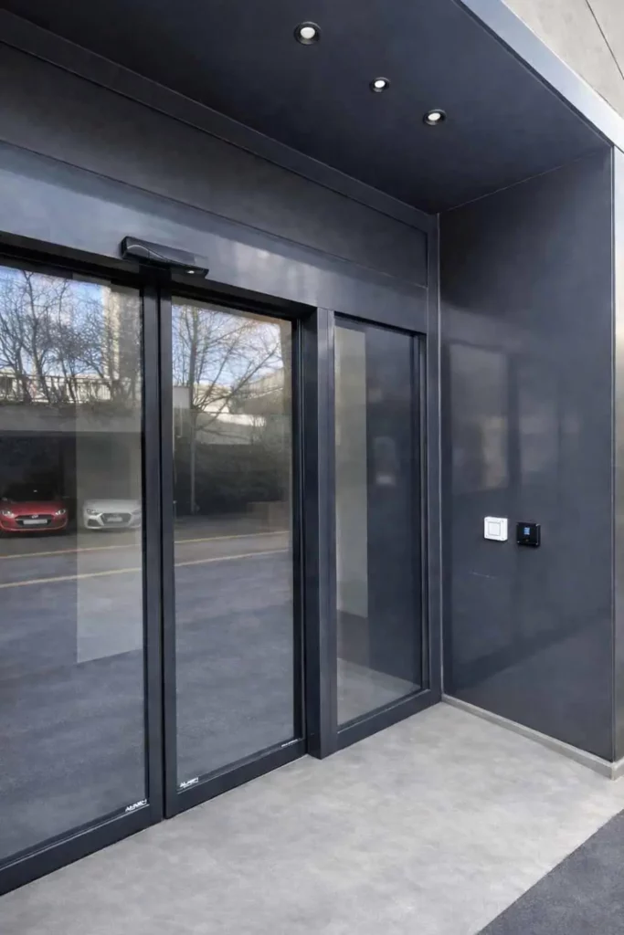 Contrôle d'accèes électronique sur une porte d'entrée automatique avec lecteur badge