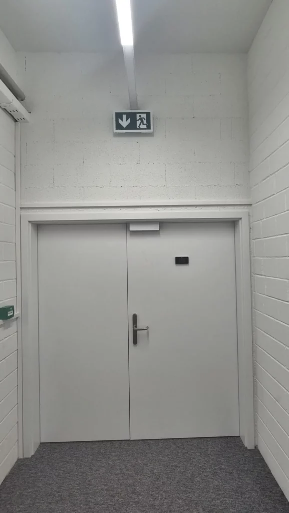 Intervention d'un serrurier Neuchâtel pour l'installation d'une ventouse magnétique sur un contrôle d'accès en SAS.