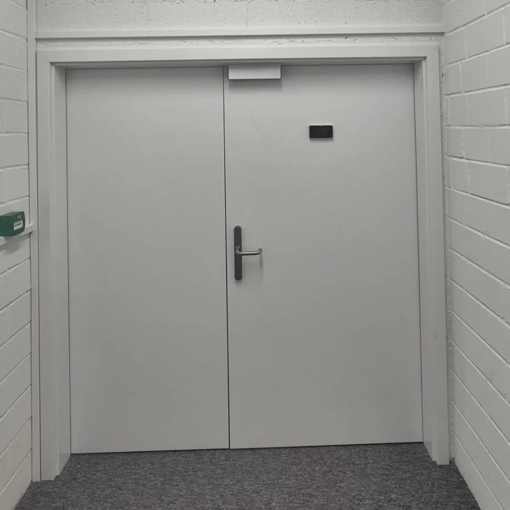 Pose professionnelle d'une ventouse magnétique sur un contrôle d'accès avec effet SAS par votre serrurier Neuchâtel.