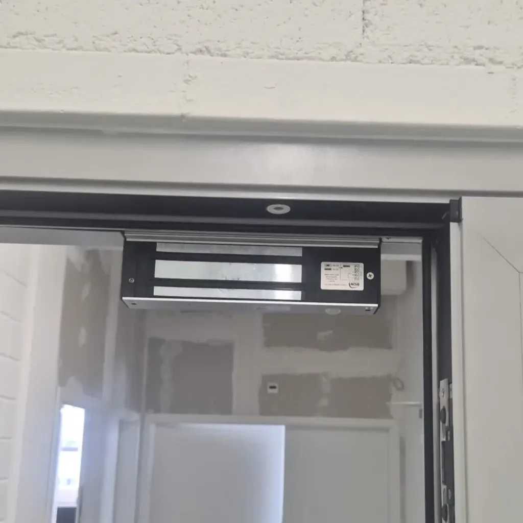 Serrurier Neuchâtel - Installation d'une ventouse magnétique sur un contrôle d'accès configuré en SAS.