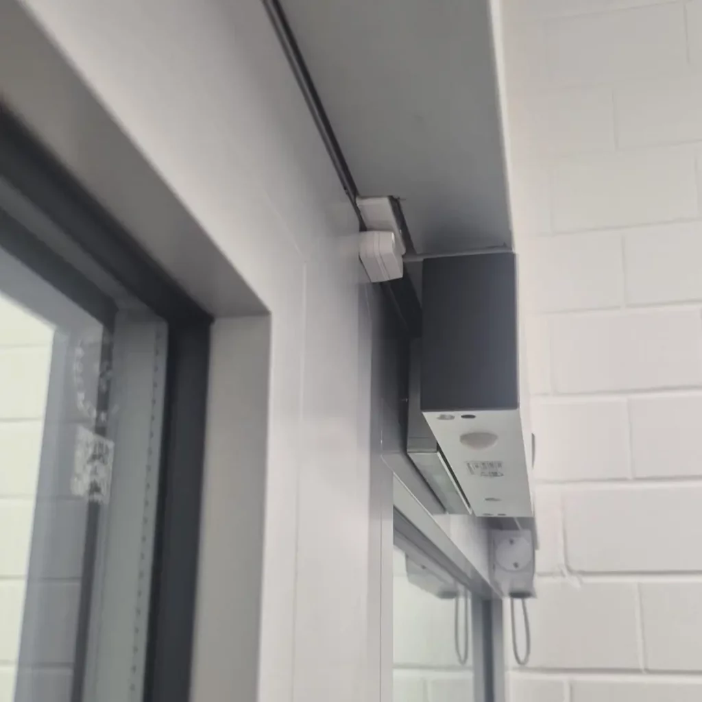 Pose d'une ventouse magnétique sur un contrôle d'accès configuré en SAS par un serrurier à Neuchâtel