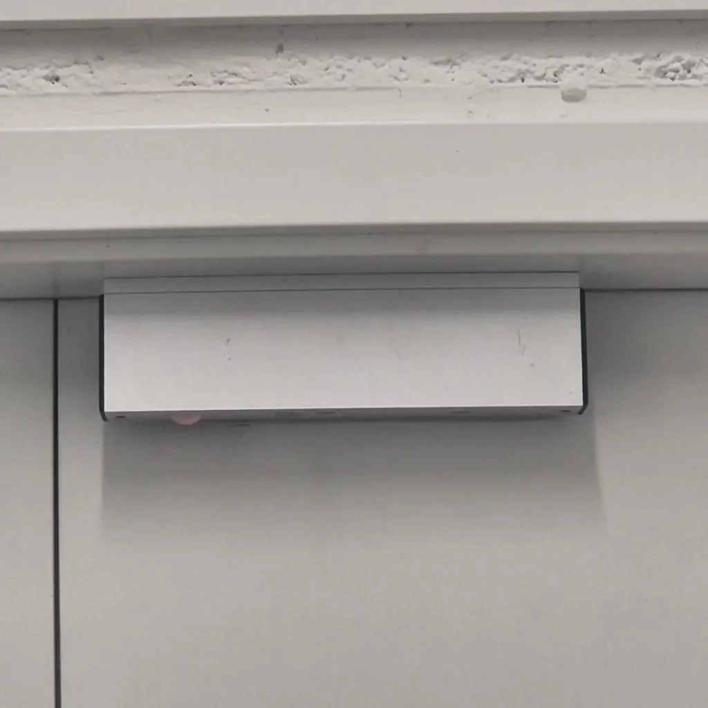 Installation d'une ventouse magnétique sur un contrôle d'accès avec effet SAS par un serrurier Neuchâtel