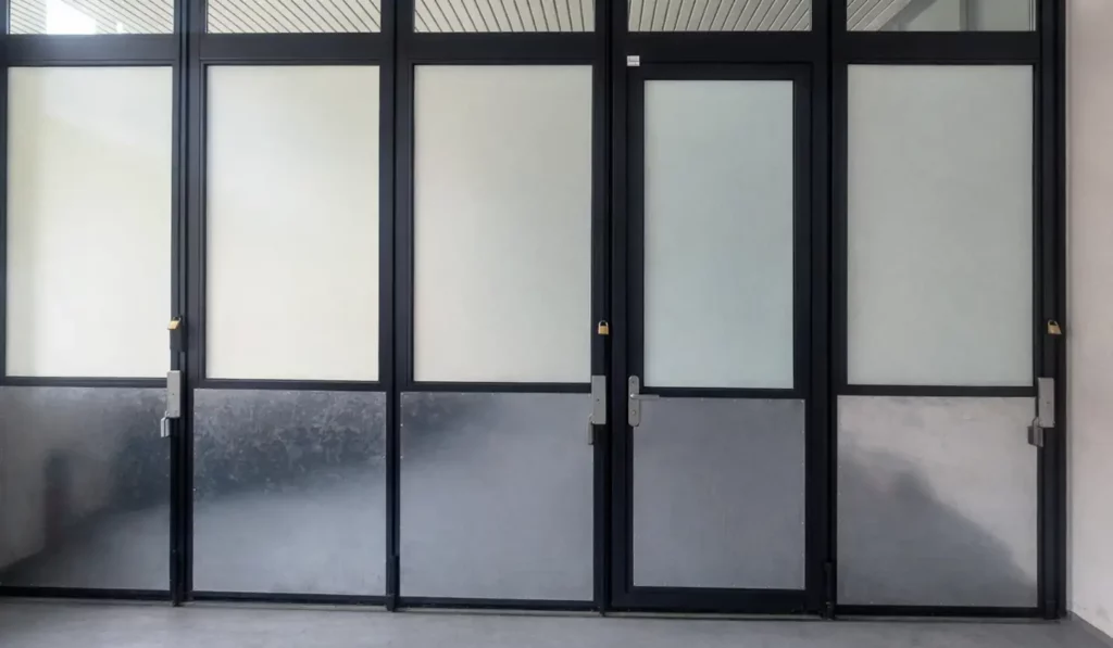 Ajout de tôles zinguées sur mesure sur les portes vitrées pour augmenter la résistance - serrurier Neuchâtel