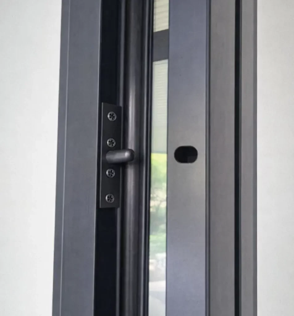 Renforcement des gonds existants pour améliorer la tenue et la sécurité de la porte - serrurier Neuchâtel