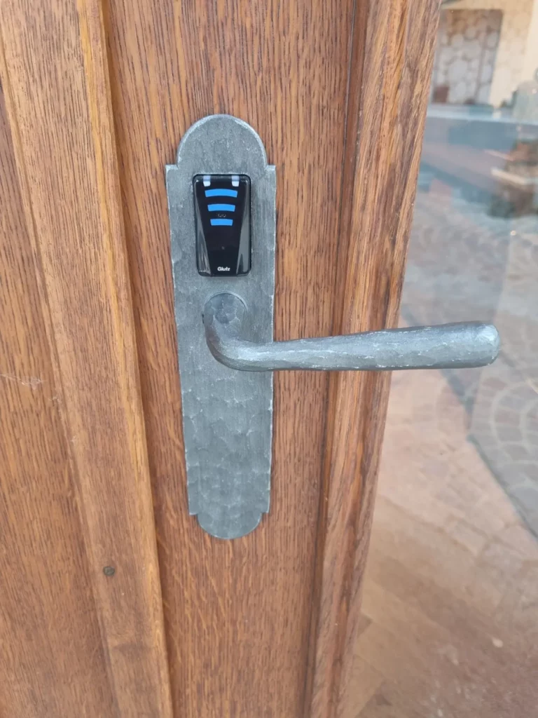 Serrurier Neuchâtel installant une garniture électronique pour entreprise horlogère